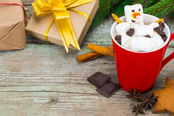 Taza roja con chocolate caliente con malvavisco derretido muñeco de nieve —  Fotos de Stock