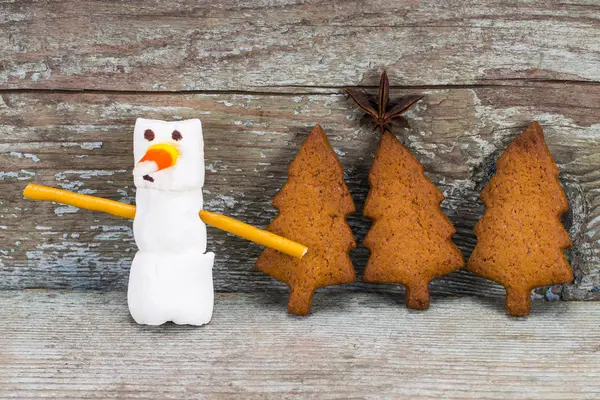 Концепция Happy New Year 2018 - забавный снеговик-зефир и онемение — стоковое фото