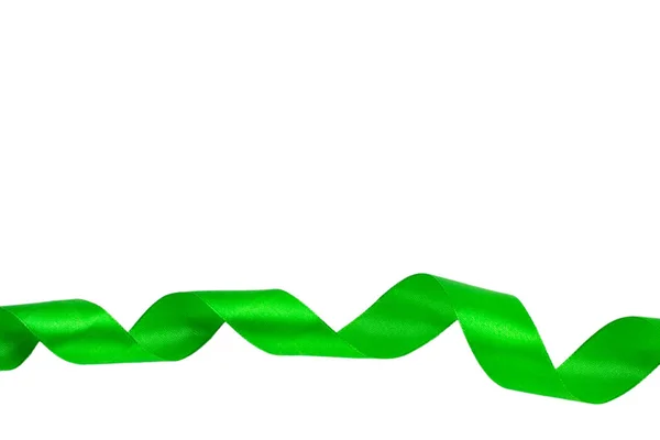 Zielona wstążka satynowa, na białym tle na białym tle z przycinania pa — Zdjęcie stockowe
