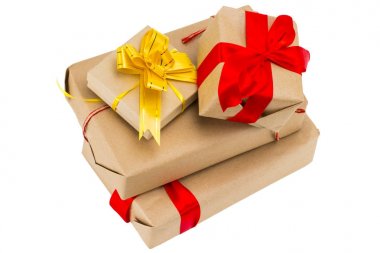 Hediye kutuları kurdele ile izole üzerinde beyaz arka plan ayarlayın. Büyük kazık