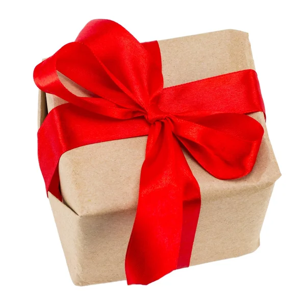 Caixa de presente com fita vermelha, isolada no fundo branco, clipe — Fotografia de Stock