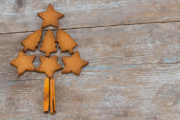 Рождественская елка из пряничного печенья на деревянной спинке — стоковое фото