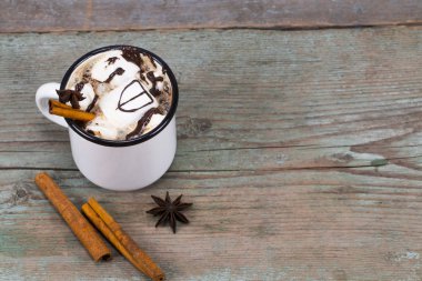 Ev yapımı kakao kupa Marshmallows tarçın ve yıldız anason ile 