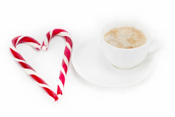 Me encanta el café, corazón hecho de caramelos con una taza de café en blanco —  Fotos de Stock