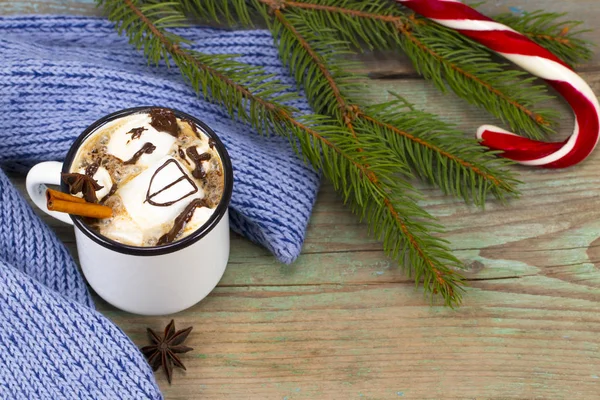 Concepto de Navidad, chocolate caliente o cacao con malvaviscos y —  Fotos de Stock