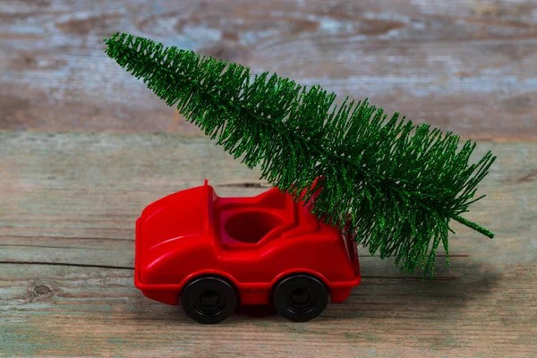 Árbol de Navidad verde en coche de juguete. Celebración navideña c — Foto de Stock