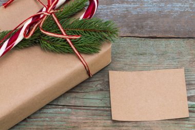 Noel dekorasyonu. Noel hediyeleri ile yapışkan değil kutularıyla