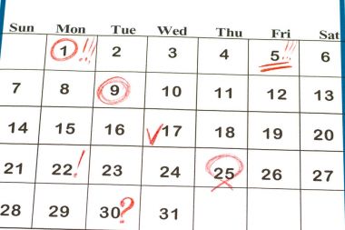 duvar takvimi üzerinde 25 Aralık - Noel kırmızı işareti ile levha