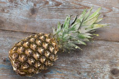 Ahşap arka plan üstten görünüm üzerinde olgunlaşmış ananas