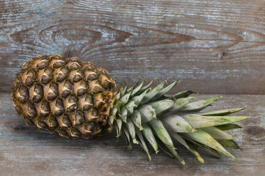 Ahşap arka plan üstten görünüm üzerinde olgunlaşmış ananas