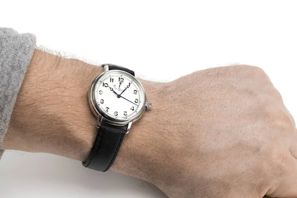 Ein Mann, der eine Uhr mit schwarzem Lederarmband auf weißem Rücken trägt — Stockfoto