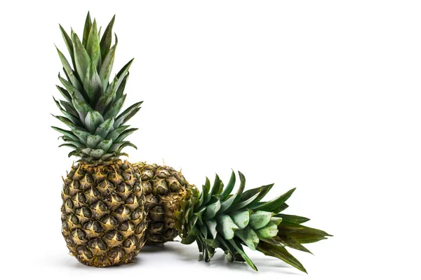 Dvě zralé čerstvý ananas, izolovaných na bílém — Stock fotografie