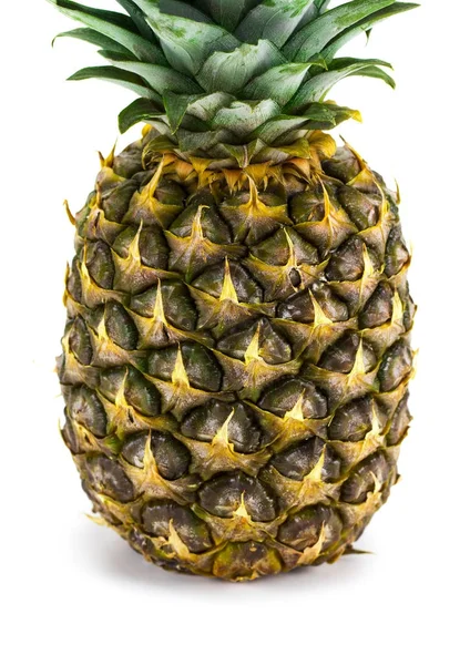 Abacaxi inteiro maduro isolado sobre fundo branco — Fotografia de Stock