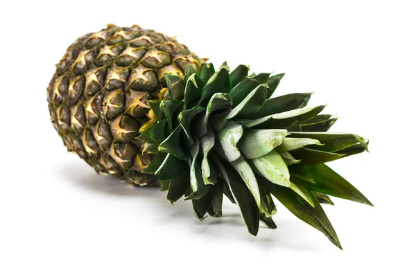 Zralé celý ananas izolované na bílém pozadí — Stock fotografie