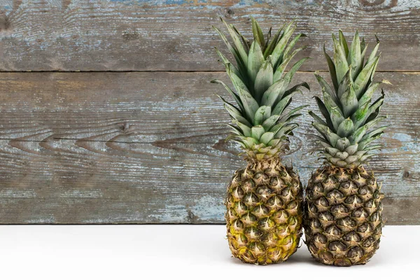 Mogen ananas på en vit träbord med kopia utrymme — Stockfoto