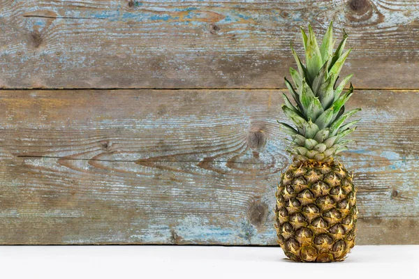 Mogen ananas på en vit träbord med kopia utrymme — Stockfoto