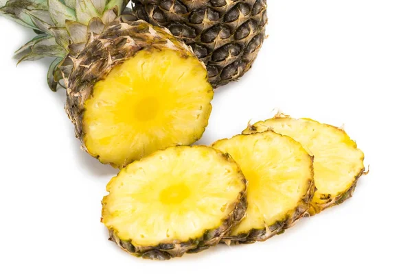 Ananasfrucht mit Scheiben isoliert auf weißem Hintergrund — Stockfoto