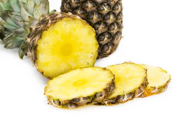 Ananas con fette isolate su fondo bianco — Foto Stock