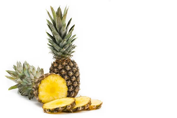 Fruta de piña con rodajas aisladas sobre fondo blanco — Foto de Stock