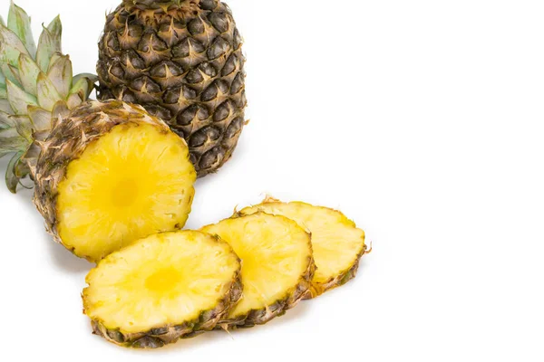 Ananas frukt med skivor isolerad på vit bakgrund — Stockfoto