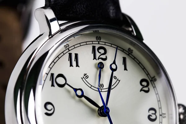 Primer plano de un reloj de pulsera de hombre aislado sobre fondo blanco — Foto de Stock