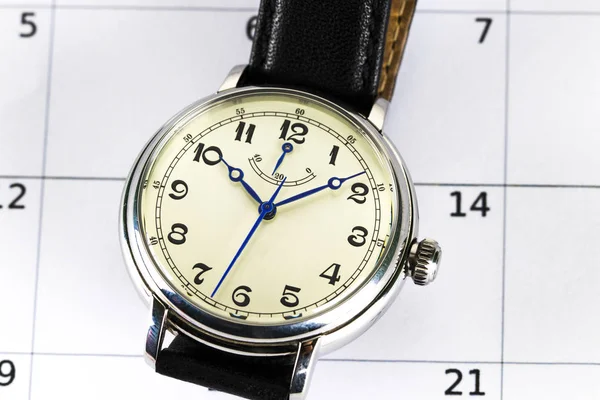 男士腕表和日历。日期和时间的概念 — 图库照片