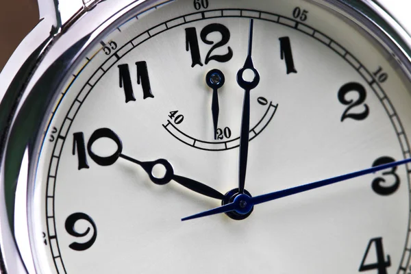 Крупним планом чоловічий наручний годинник ізольований на білому тлі — стокове фото