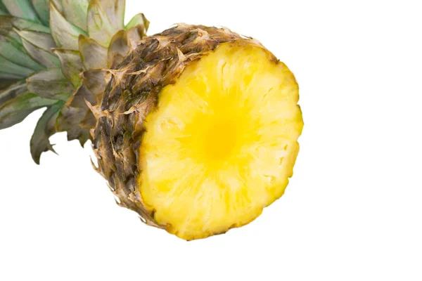 Ananas con fette isolate su fondo bianco — Foto Stock