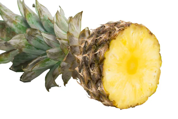 Fruta de piña con rodajas aisladas sobre fondo blanco — Foto de Stock