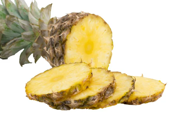 Ananas fruit met segmenten geïsoleerd op witte achtergrond — Stockfoto