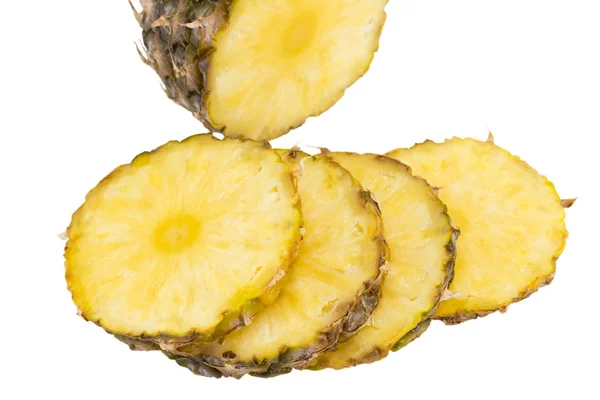 Ananas fruit met segmenten geïsoleerd op witte achtergrond — Stockfoto