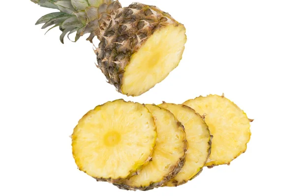 Ananas fruit met segmenten geïsoleerd op witte achtergrond — Stockfoto