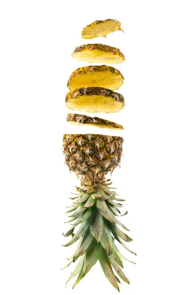Ananasové řezy izolovaných na bílém pozadí — Stock fotografie