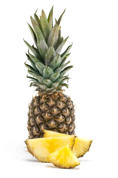 Ovoce ananas s plátky izolovaných na bílém pozadí — Stock fotografie