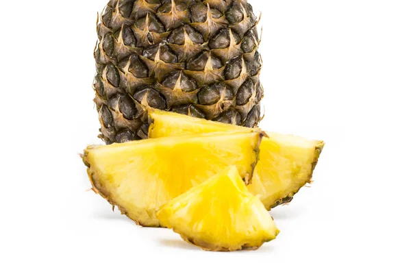 Fruta de piña con rodajas aisladas sobre fondo blanco — Foto de Stock