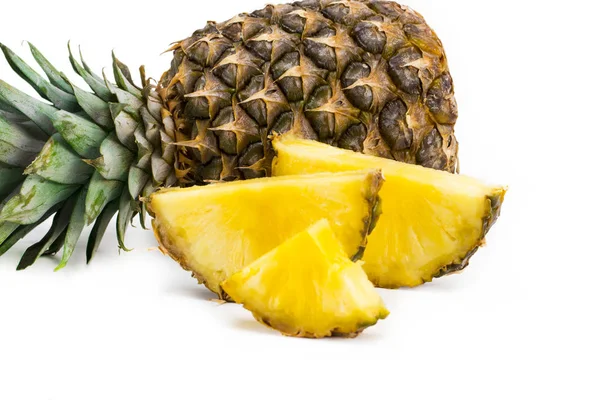 Ananas frukt med skivor isolerad på vit bakgrund — Stockfoto