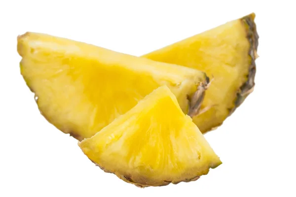 Ananas segment geïsoleerd op de witte achtergrond — Stockfoto