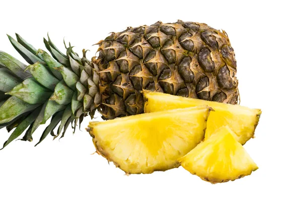 Ananas frukt med skivor isolerad på vit bakgrund — Stockfoto