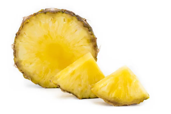 Fetta di ananas isolato sullo sfondo bianco — Foto Stock