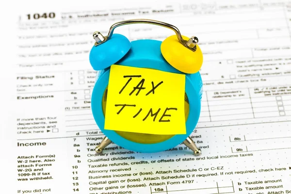 税概念-一个闹钟与屠夫笔记书面纳税时间 — 图库照片