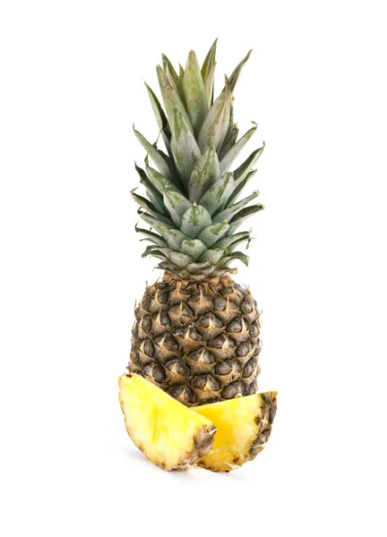 Ananasfrucht mit Scheiben isoliert auf weißem Hintergrund — Stockfoto