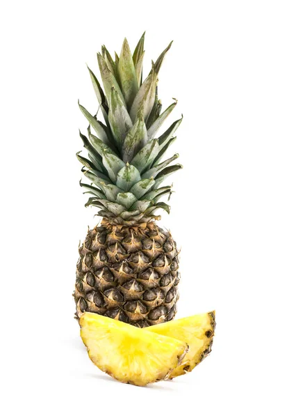 Ananas con fette isolate su fondo bianco — Foto Stock