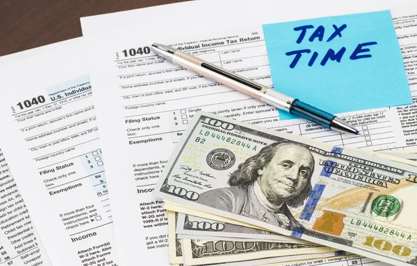 Closeup of Tax Time - escrito em notas pegajosas com dinheiro — Fotografia de Stock