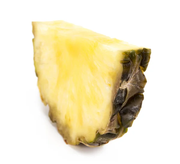 Кусочек ананаса изолирован на белом фоне — стоковое фото