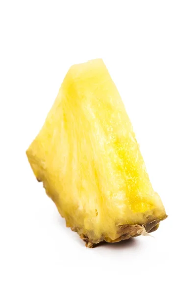 Fatia de abacaxi isolada no fundo branco — Fotografia de Stock
