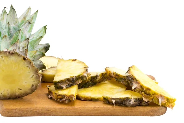 成熟菠萝和菠萝片在木背景 tropi — 图库照片