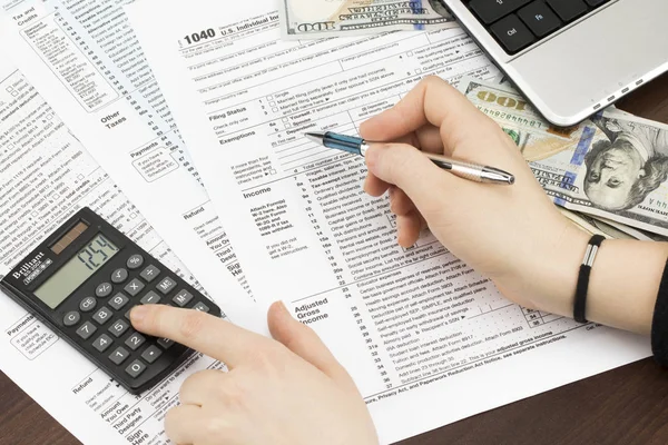 Man filling US tax form. tax form us business income office hand — Stock Photo, Image