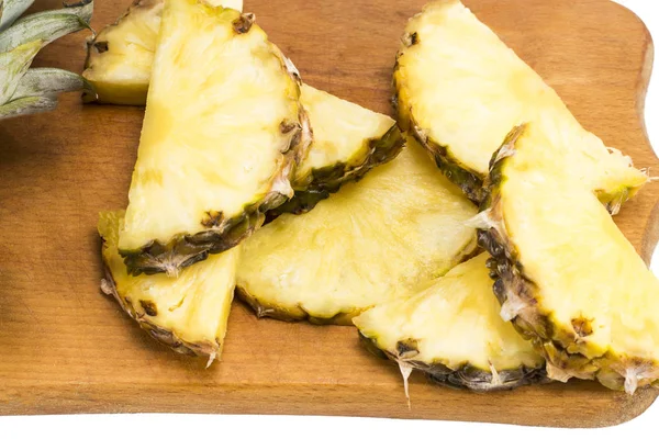 熟したパイナップルとパイナップル スライスを木製の背景トロピ — ストック写真