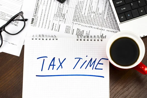 Ώρα για φόρους χρήματα οικονομική λογιστική φορολογίας έννοια — Φωτογραφία Αρχείου
