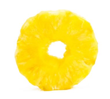 Beyaz arkaplanda izole edilmiş bir ananas dilimi